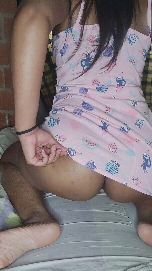 Brunnete Sofi: सुंदर बड़ी गांड काले बाल वाली को पैंटीज में मटकाना पसंद है