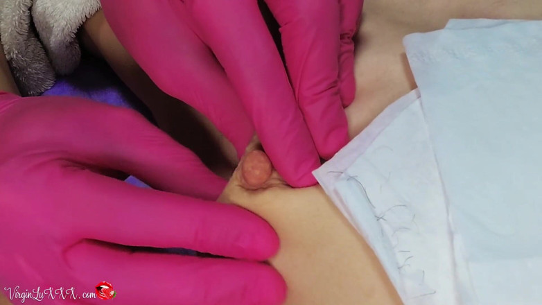Virgin Lux: Man beautician plucks hair on nipples of girl on depilation...