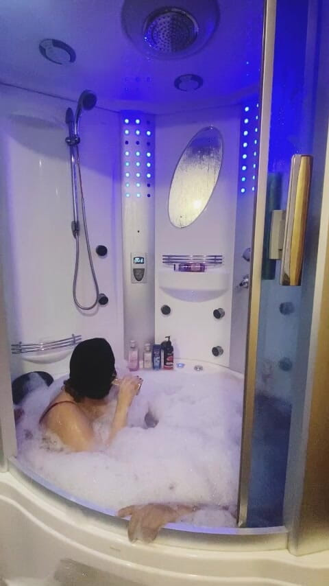 Six my and wife: Arabska zabawa pod prysznicem