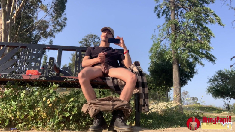 Hung Papi: Pula mare slabă necircumcisă în public a prins o șarjă mare de...