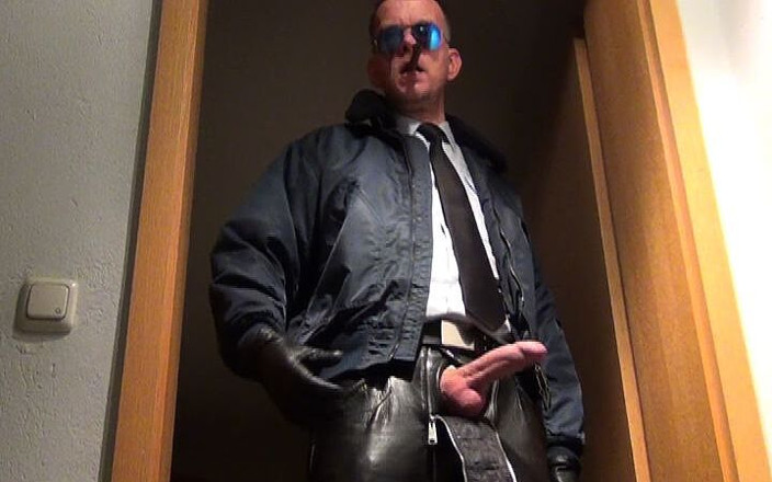GERMANE_XL: POV: Policía de cuero 54