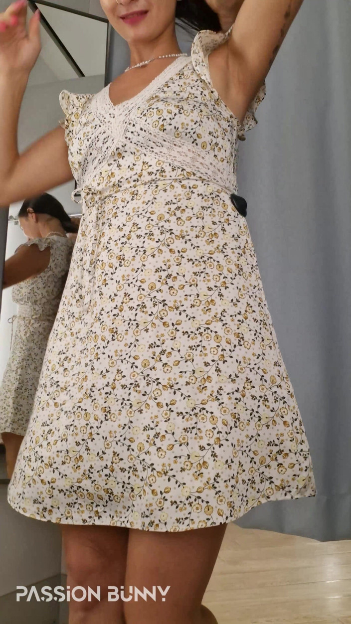 PassionBunny: Převlékání - Šatna a Hraní S Nadrženou Kundičkou