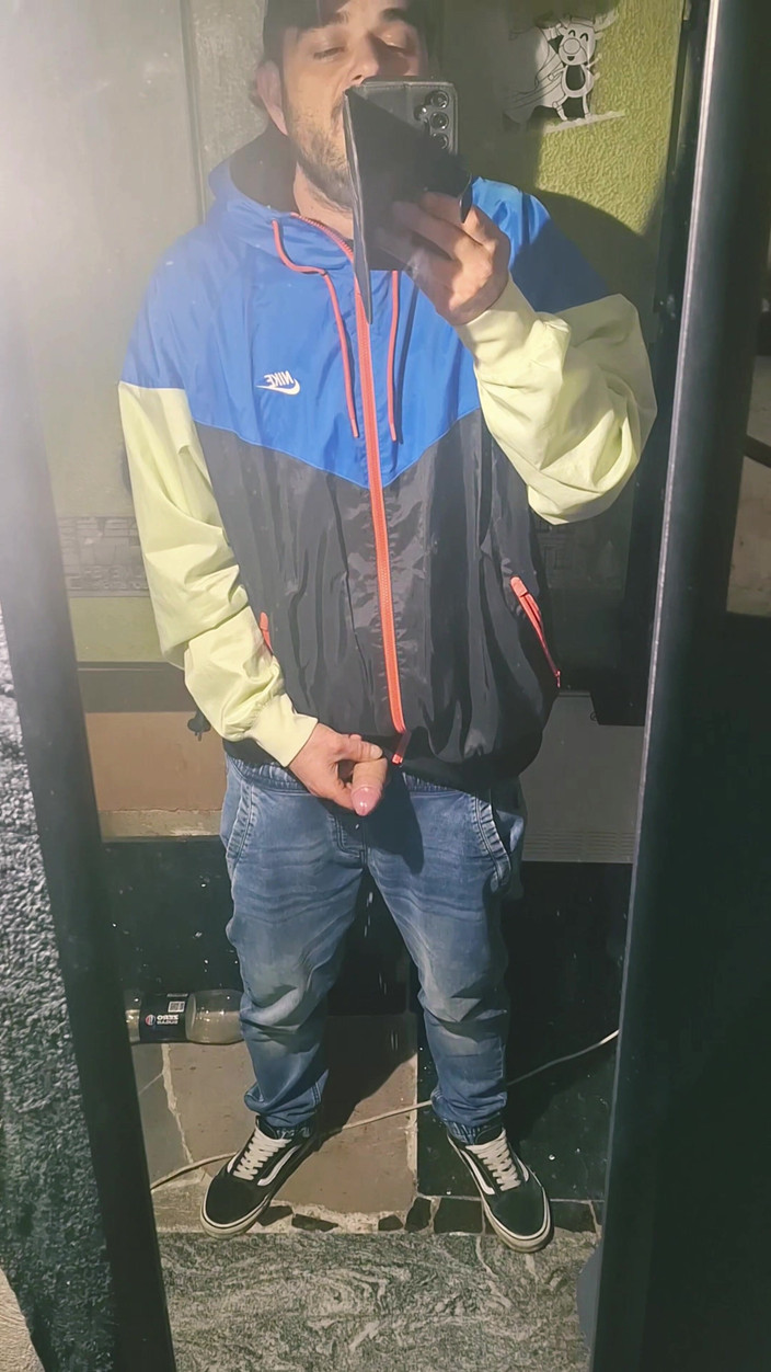 jerkofflover: Tôi đang xuất tinh một lượng lớn trong gương