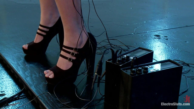 Electrosluts by Kink: All Natural Cutie Pie, Roxy Raye, simte Electrosex pentru prima...