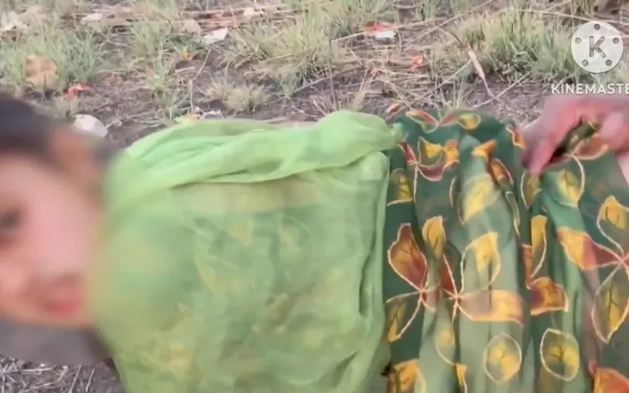 Fuckkkker: Village Bhabhi Fucked by Daver Outdoor in the Jungle