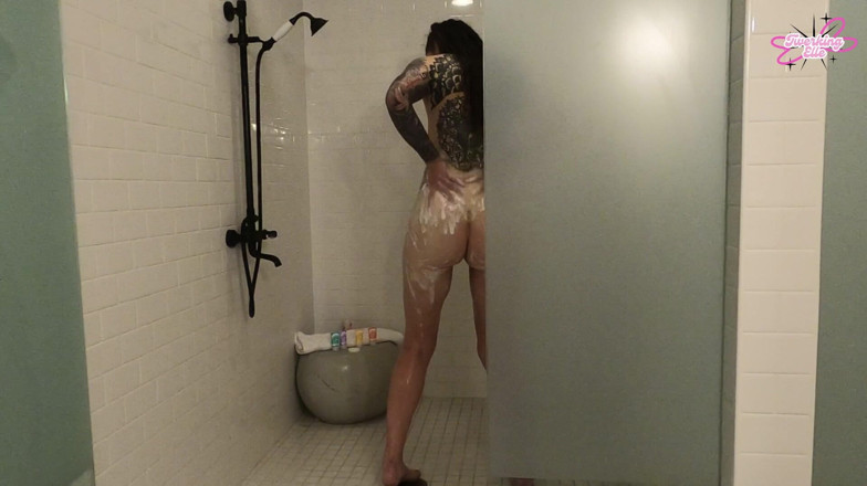 Twerking Elle: Watching on My Friends While I Shower
