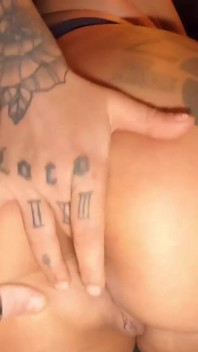 Autostoppista miLF tatuata fa un deepthroat allo sconosciuto e prende un anale crudo