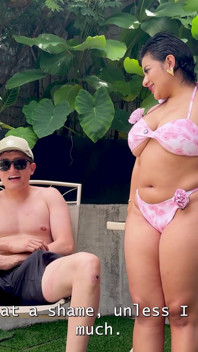 Chica Con Curvas Puta Es Infiel a Su Novio Con Un Extraño Con Una Gran Polla En El Patio De Un Resort.