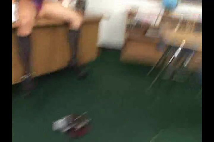 Cryptostudios: Дві збуджені тінки з коледжу займаються швидким сексом, використовуючи фальшивий член у своєму класі