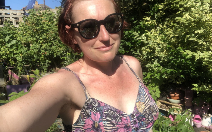 MistressWriggler: Zpomalené v podřepu nad mým telefonem a chcaní na mé...