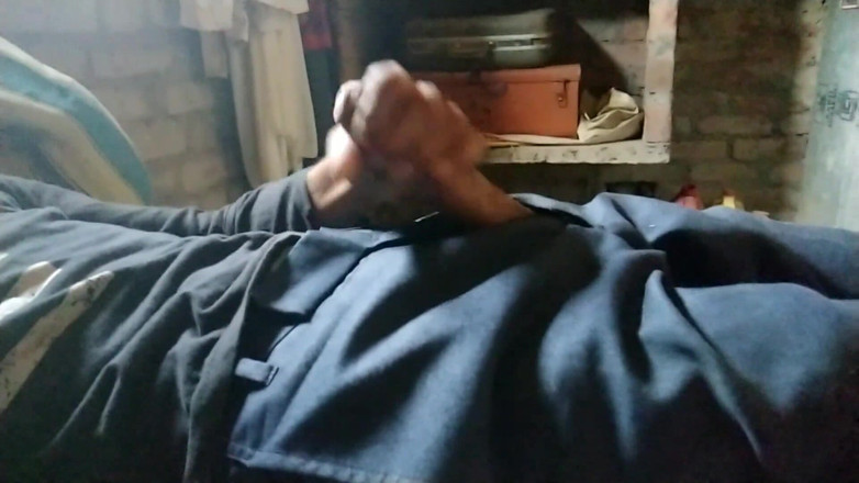 Desimast7: Hintli büyük yarakla yatakta mastürbasyon yapıyor