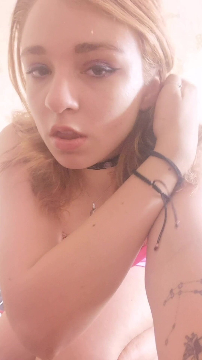 Barbie_princesslike: Mild hemlagad striptease. Närbild