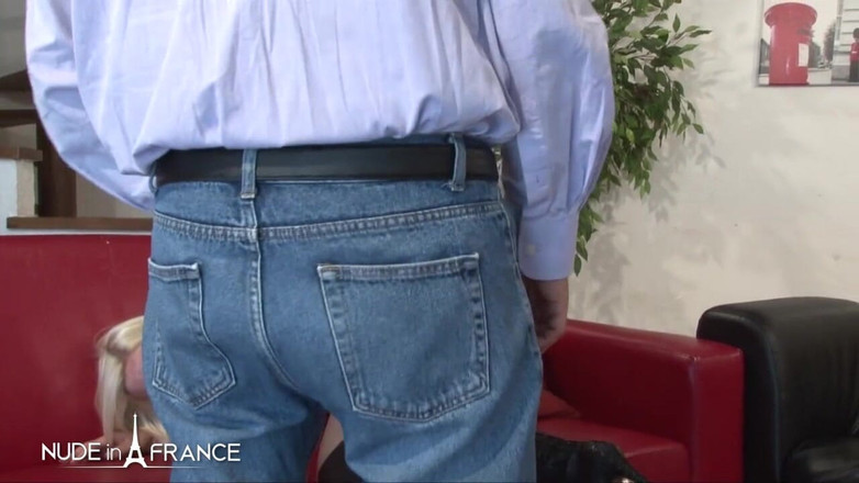 Nude in France: 给一个华丽的金发女郎的粗暴课程