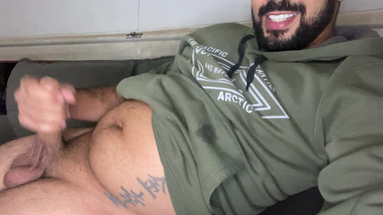 Licking me with pleasure: Barbudo grande pau masturbando e esfregando-se com porra