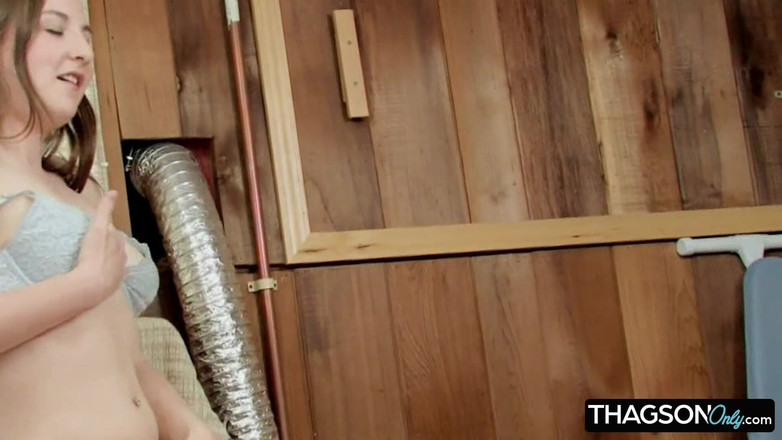 THAGSON ONLY: Dünnes brünettes schätzchen fingert sich auf der waschmaschine zum höhepunkt