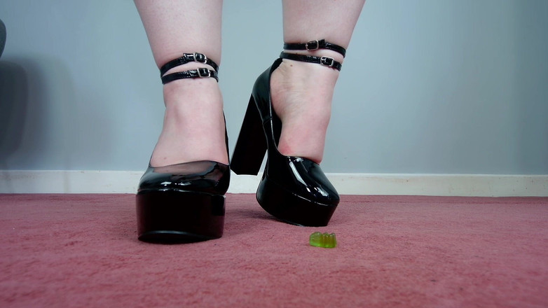 Julie_Bliss: Giantess Julie Bliss - kurczy step bro - kult stóp