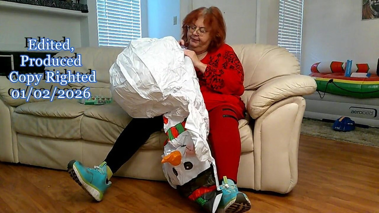 BBW nurse Vicki adventures with friends: Asistenta roșcată matură mare și frumoasă Vicki unui om de zăpadă...