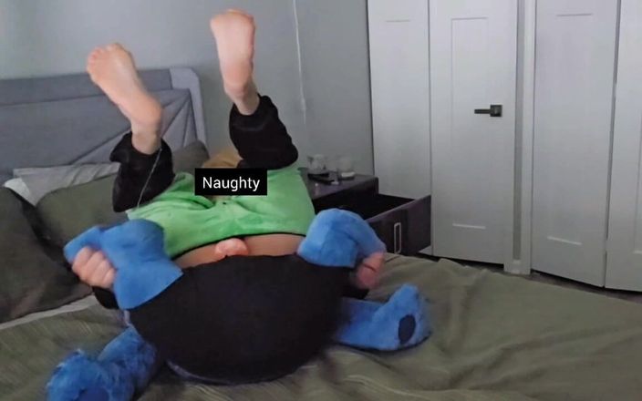 Kinkytwinkpamps: Twink monta plushie con correa en consolador