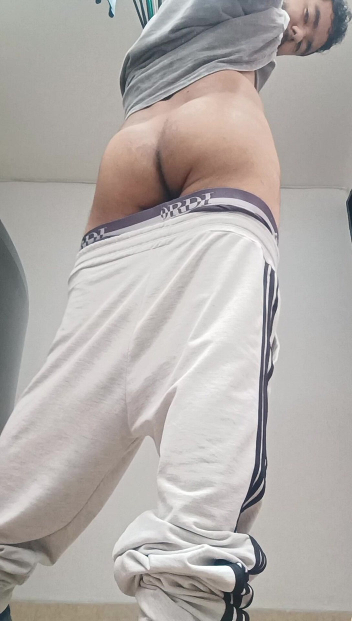 Tommhot: Mi masturbo e nel cortile gemo e chiavo sporco