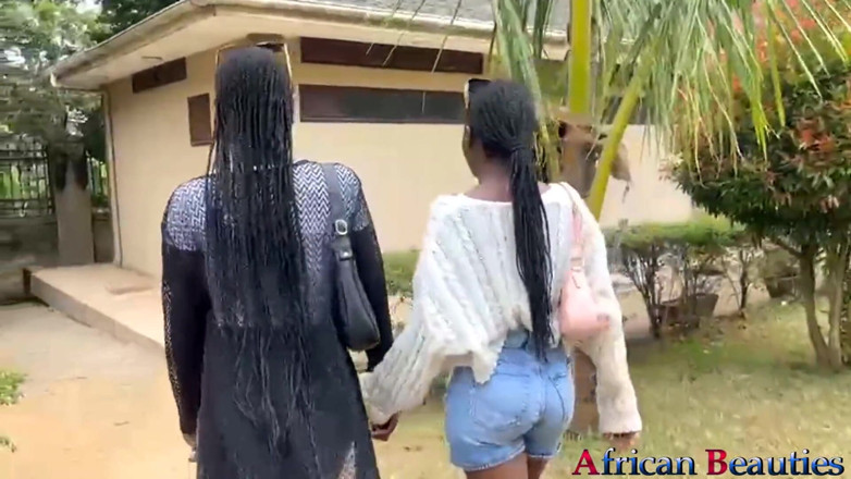 African Beauties: Dwie lesbijskie loszki dildo jebanie w publicznym parku
