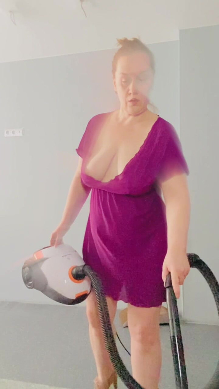 VikkiGeorgia: Vakuming dengan Highheels