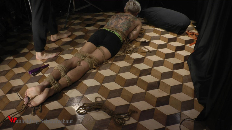 Wanheldvig: Nicky Cosquillas en el piso con cuerda