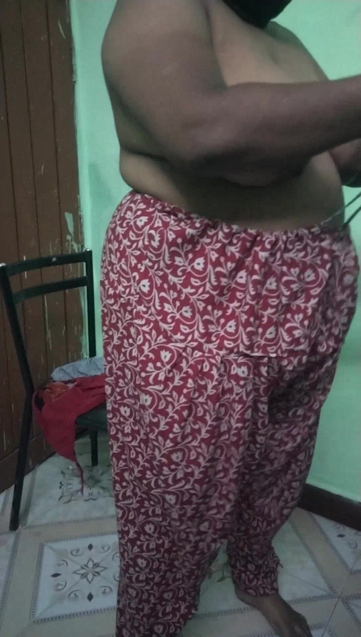 Tamil lesbian: 寝室で三人のおばさんのホットドレスを着ている