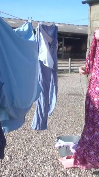 Trisha stă la spălat