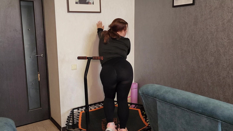 Peach Desert: Hot Chubby Stepmommy in Tight Leggings on a Trampoline Gets...