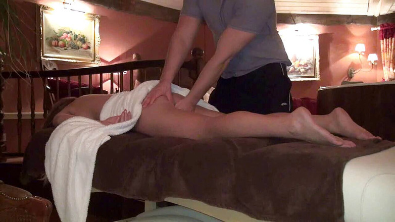 Aische Pervers: Silný masér s výstřikem do kundičky