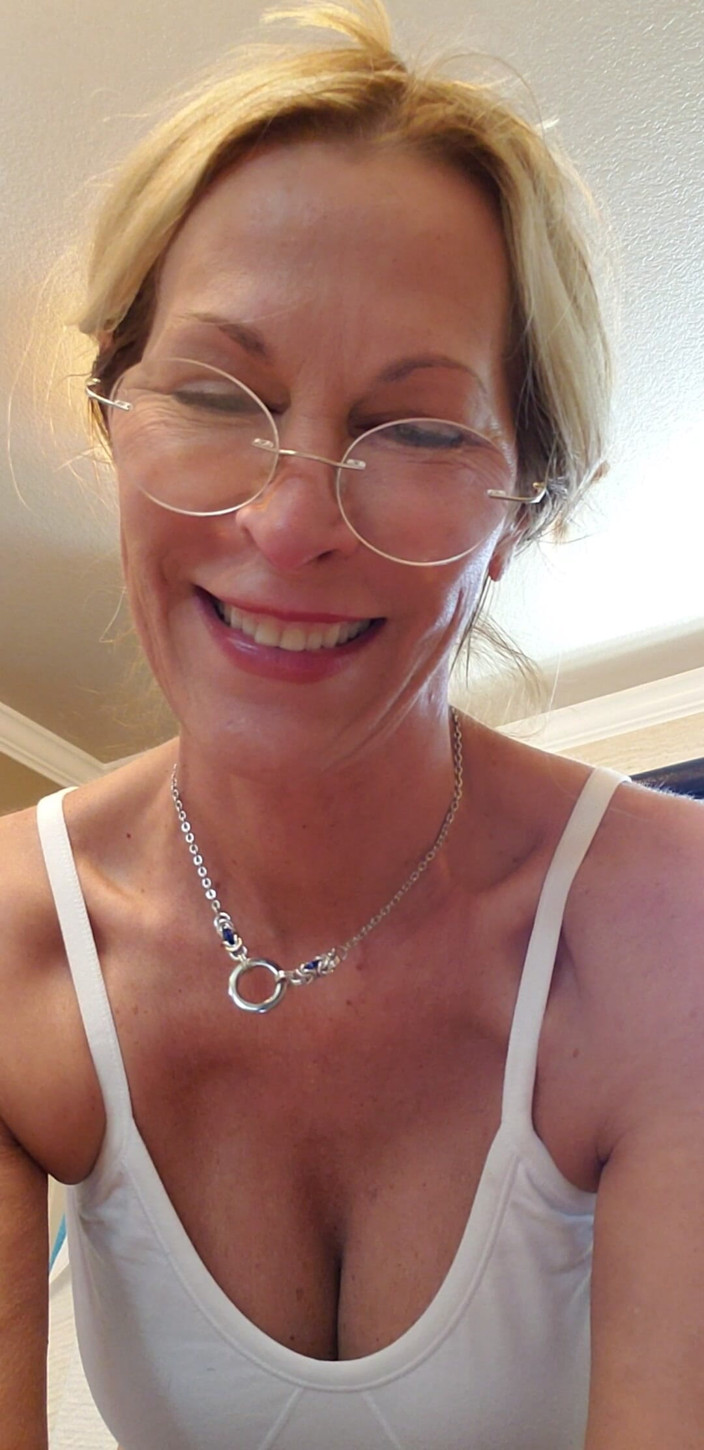 JessRyan: MiLF camgirl jess ryan si rasa le gambe e si...
