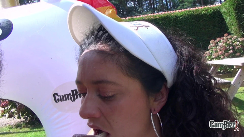 Cumbizz: Braziliaans meisje houdt van de grote zwarte lul