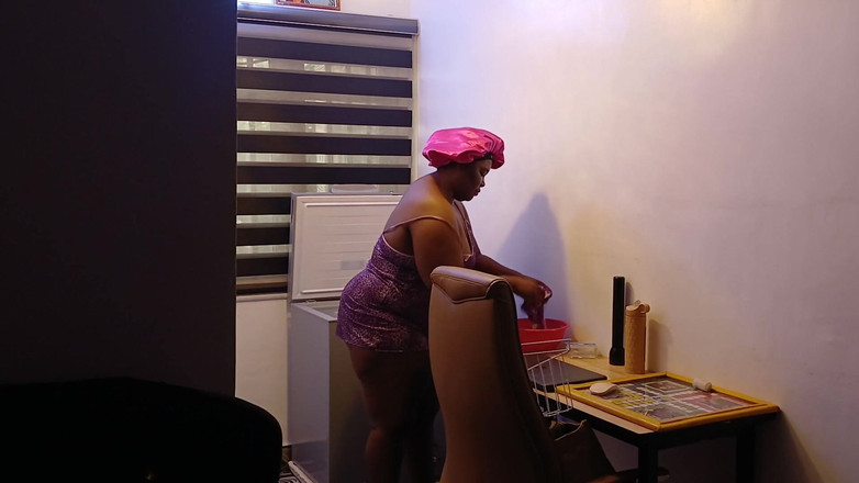 Mara Exotic: Doveri domestici: ragazza ebano con il culo grasso che si...