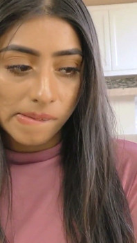 Madura morena MILF en medias toma gran polla dura