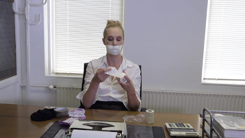 Restricting Ropes: Ariel Anderssen, kendini öğürüyor
