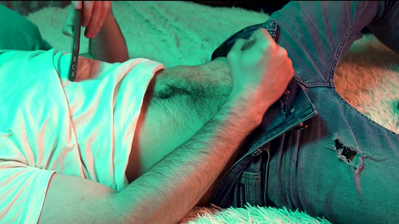 NoelDero: Un joven caliente mira porno en su teléfono y se...