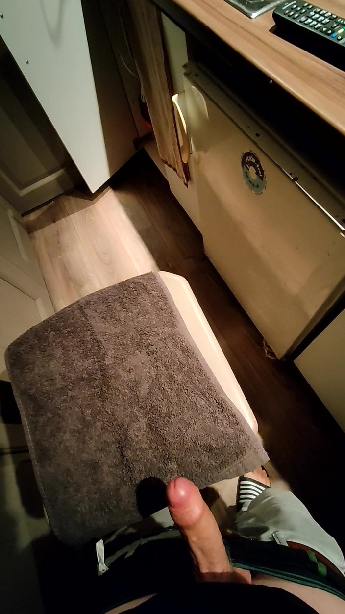 LcDream: Pequeno Galo Goza No Banquinho De Bar Na Camisinha