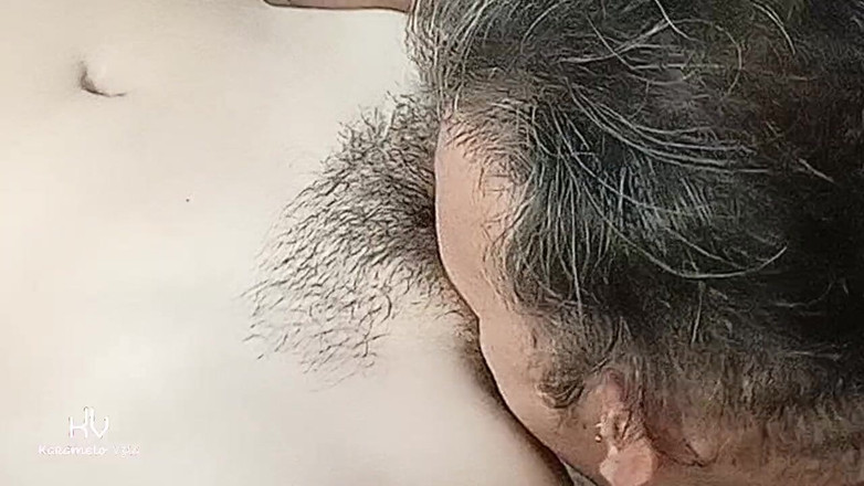 KarameloVzla: Nevlastní dcera se zavázanýma očima rozdá svou chlupatou kundičku