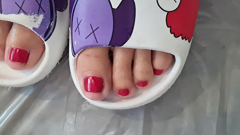 Adele Amber: СЛЮНЯ НА НОГАХ