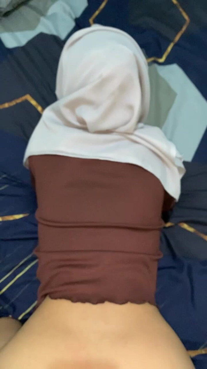 Indo Girl: Purtând un hijab în gură