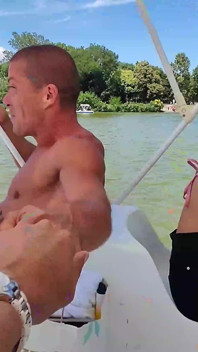 Peituda loira Merida Sat fica pervertida depois de passeio de barco chupando cu, esguichando e boceta apertada gozada - imoral ao vivo 4K