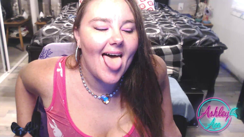 AshleyAce69: Ashley Ace bawi się swoją cipką nosząc różowego Playboya w...