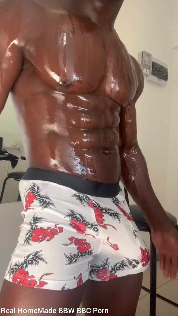 Big black cock BBCee: 내 자지를 쓰다듬는 내 젖꼭지를 뒤틀어 내 복서에게 대박 사정을 던졌다