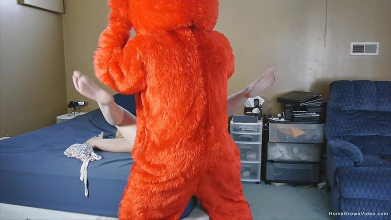 Homegrown Video: Perversul Elmo ejaculează peste Lilly!