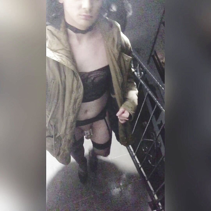 Sissyvalerie69: 初めてベランダで点滅