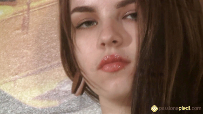 Foot Fetish HD: Güzel genç emily ayaklarıyla oynamayı seviyor