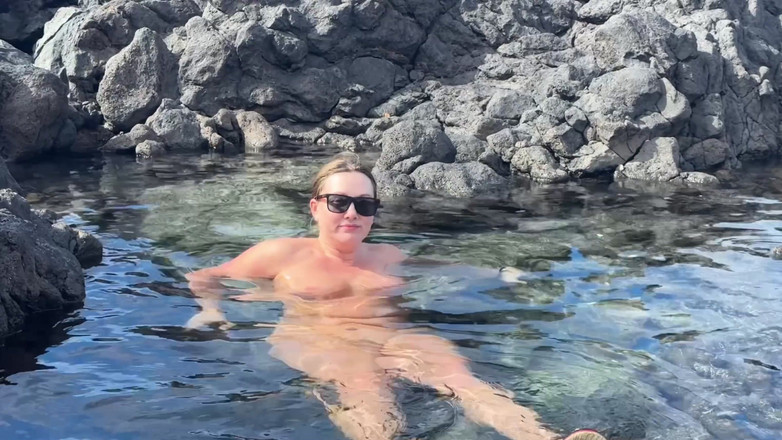 Emma Voyeur: Ragazza Nudista Che Nuota Nuda Nella Piscina Naturale All'aperto