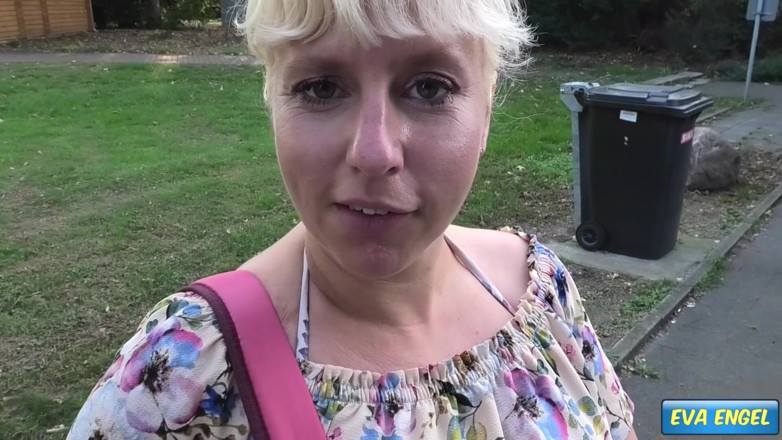 Eva Engel: Lastbilschaufför knullar mig barbacka på parkeringsplatsen