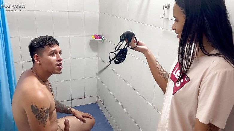 mia_and_cris_fuck: Adik tiriku mergokin aku lagi asik masturbasi pakai celana dalamnya...