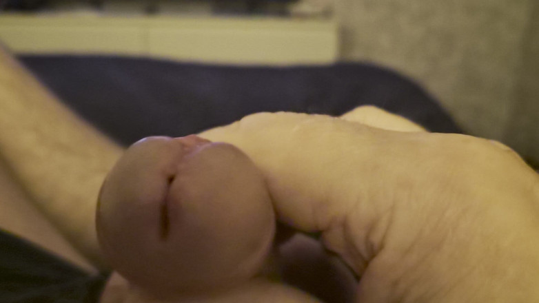 Pellefnatt: Il Mio Amico Si Trova Sul Letto E Gioca Con...